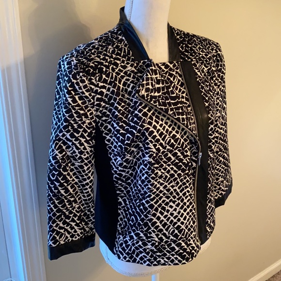 Peter Nygard • Snakeskin Print Zip Jacket - Picture 2 of 13